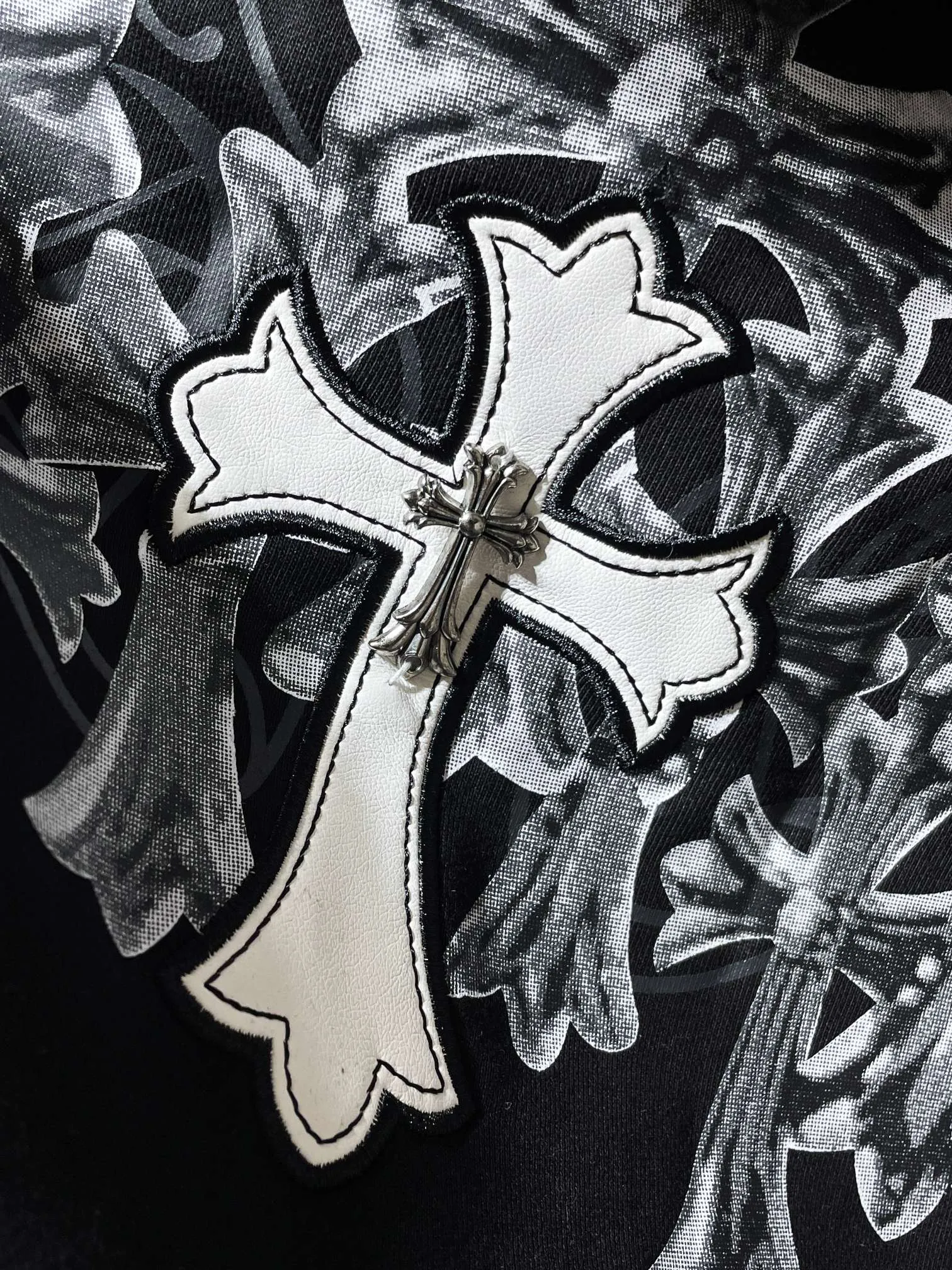 P246 Chrome Hearts Autumn and Winter 2025 Counter Synchronization ❤️ Chrome Sanskrit hooded sweatshirt High version embroidery ➕ Leather version Improved customized version 1:1 high-weight high-quality fabric 🌈Recommended colors: white black 🌈 Size: S, M, L, XL